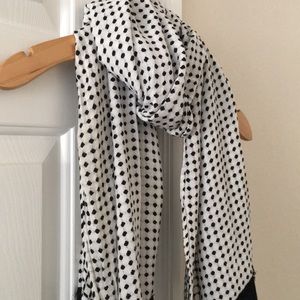 SOLD!! Scarf (BOGO 1/2 OFF ALL SCARVES 🤑)